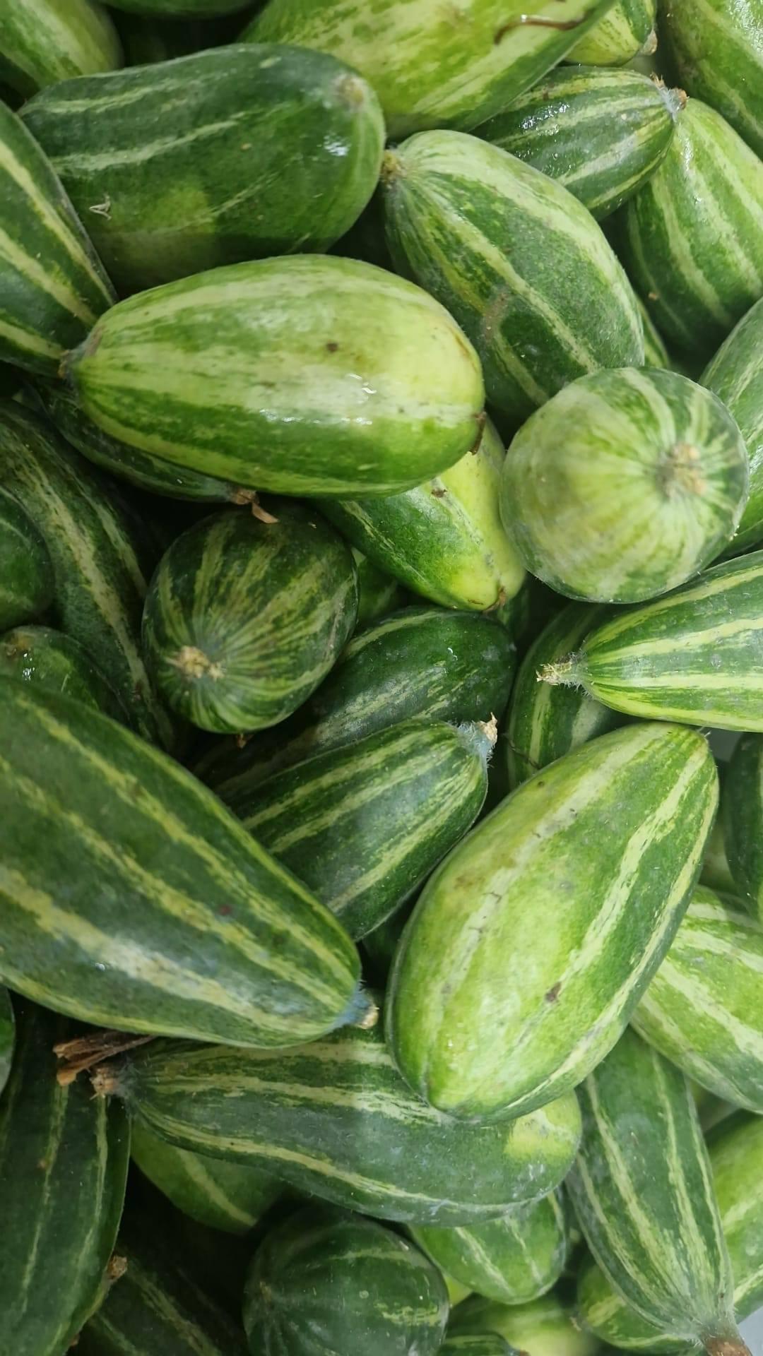 অনেক দেশিয় শাক সব্জী আসছে এইমাত্র।  viele frische gemüse gleich angekommen.