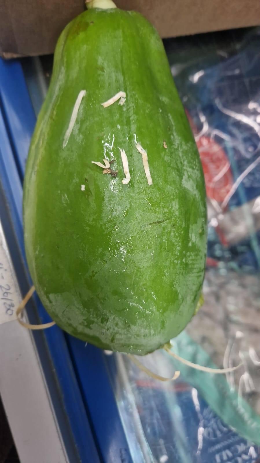 অনেক দেশিয় শাক সব্জী আসছে এইমাত্র।  viele frische gemüse gleich angekommen.